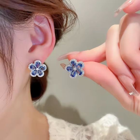 Blue Zircon Flower Stud Earrings 🌸 Sparkly Elegant Jewelry - Picture 3 of 7